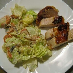 Přečtete si více ze článku Salát s pečenou zeleninou a kuřecím prsíčkem