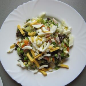 Přečtete si více ze článku Obědový salát s jarní zeleninou, šunkou, sýrem a vejcem